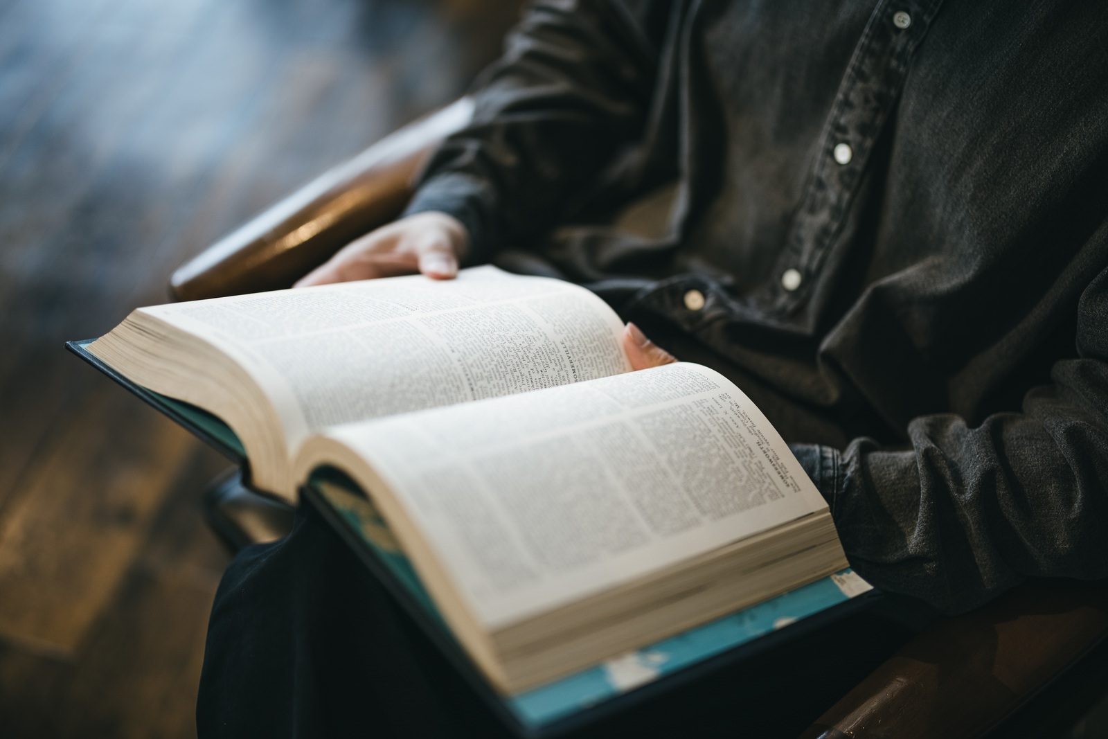 FPなどの資格取得に向けて勉強する社会人の読書風景