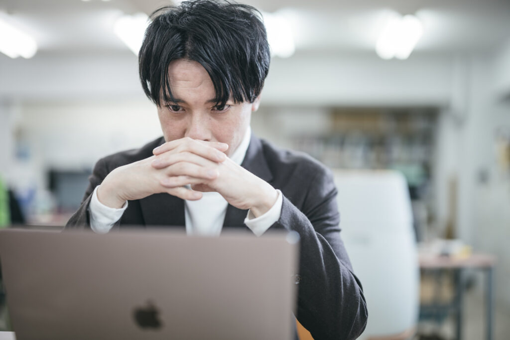 FPの独学に不安を感じている男性