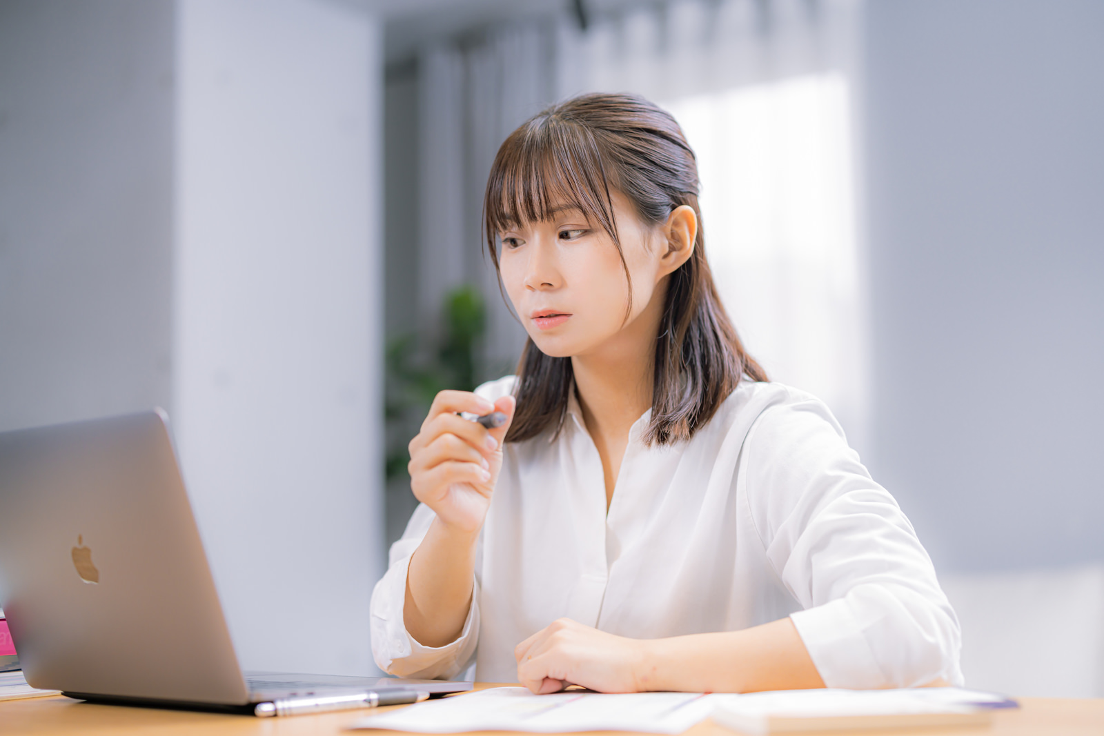資格取得に向けてパソコンで勉強する40代の女性